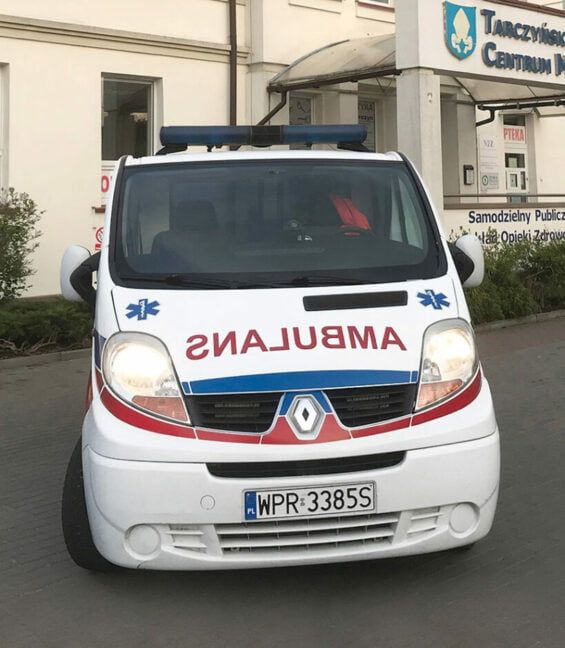 Zdjęcie ambulansu przeznaczonego do transportu medycznego.